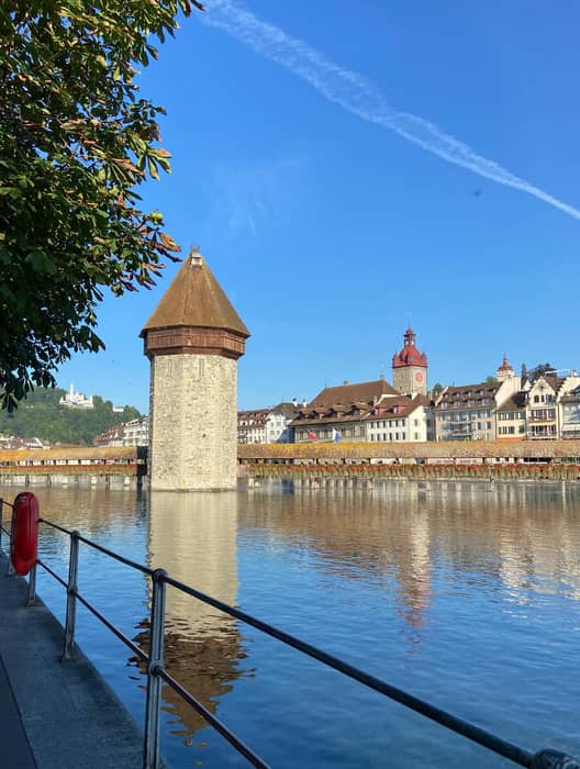 ✨Witerbildig mit Üsblick✨
Iiseri Mitarbeiteri isch in Luzern gsi - direkt bi de berüämte Kappellbrugg - und het sich intensiv mit em Thema Storytelling beschäftigt.
Im inspirierende Seminarrüüm dreit sich alles drum, wiä mä mit guätä Gschichtä Mänschä berüert - wiä bi Jauch Optik
Referent @matthias_nold