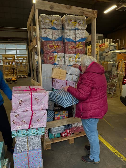 Große Freude gestern in Wegenstetten- zahlreiche Päckchen sind nun nach Rumänien unterwegs und lassen Kinderaugen strahlen 🧡
Auch unsere Päckchen sind dabei. DANKE an unsere Kunden für die schönen Päckchen-sie werden viel Freude bereiten.🎄🎄🧡
Wir wünschen eine schöne Adventszeit..
